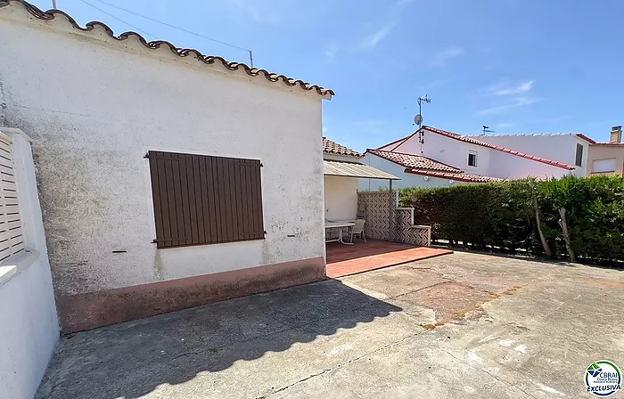 Unique opportunity in Mas Matas, Roses — Semi-detached house with private plot, ready for your renovation project