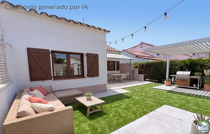 Unique opportunity in Mas Matas, Roses — Semi-detached house with private plot, ready for your renovation project