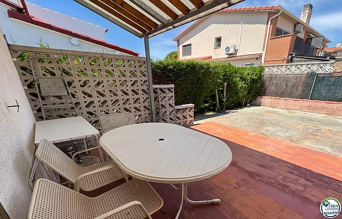 Unique opportunity in Mas Matas, Roses — Semi-detached house with private plot, ready for your renovation project