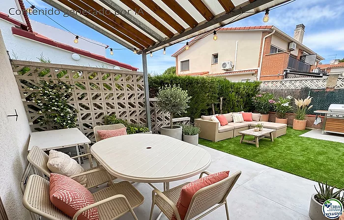 Unique opportunity in Mas Matas, Roses — Semi-detached house with private plot, ready for your renovation project