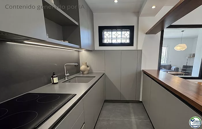 Unique opportunity in Mas Matas, Roses — Semi-detached house with private plot, ready for your renovation project