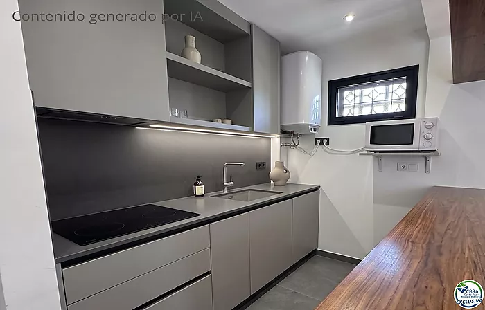 Unique opportunity in Mas Matas, Roses — Semi-detached house with private plot, ready for your renovation project