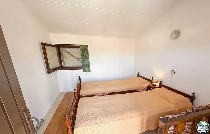 Unique opportunity in Mas Matas, Roses — Semi-detached house with private plot, ready for your renovation project