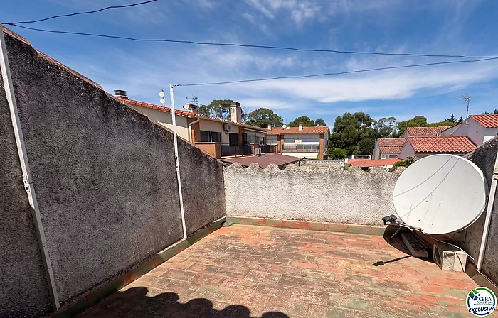 Unique opportunity in Mas Matas, Roses — Semi-detached house with private plot, ready for your renovation project