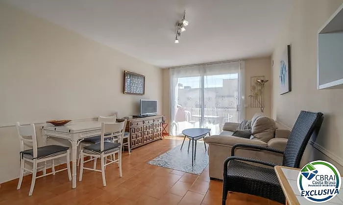 Central penthouse with private solarium and sea views in Empuriabrava