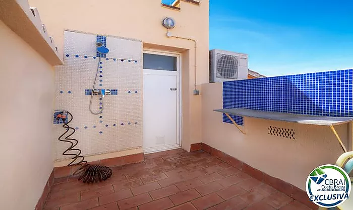 Penthouse central avec solarium privé et vue mer à Empuriabrava