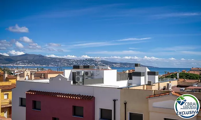 Penthouse central avec solarium privé et vue mer à Empuriabrava