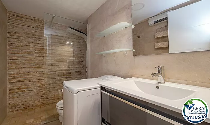 Apartment ideally located on the seafront in Empuriabrava