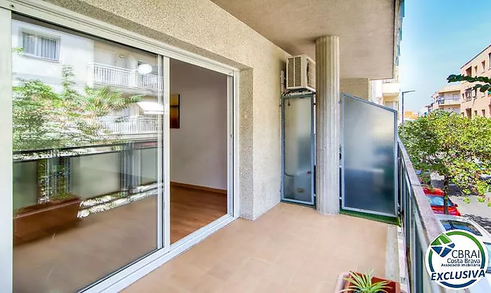 Two-bedroom apartment with terrace and patio, 250 metres from the sea in the centre of Roses