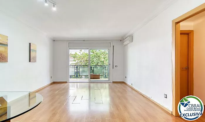 Two-bedroom apartment with terrace and patio, 250 metres from the sea in the centre of Roses