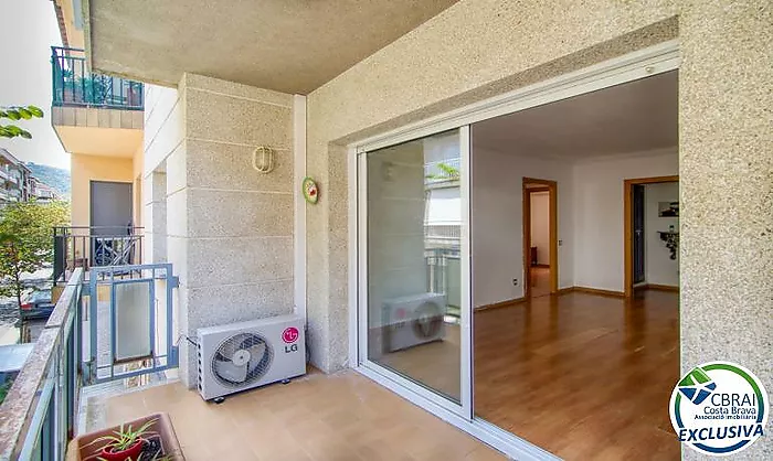 Two-bedroom apartment with terrace and patio, 250 metres from the sea in the centre of Roses