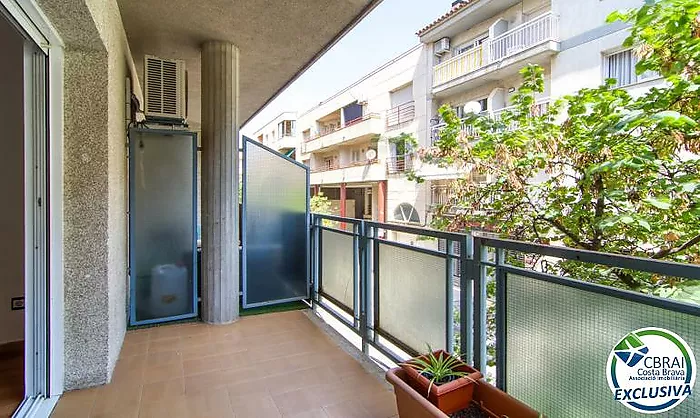 Two-bedroom apartment with terrace and patio, 250 metres from the sea in the centre of Roses
