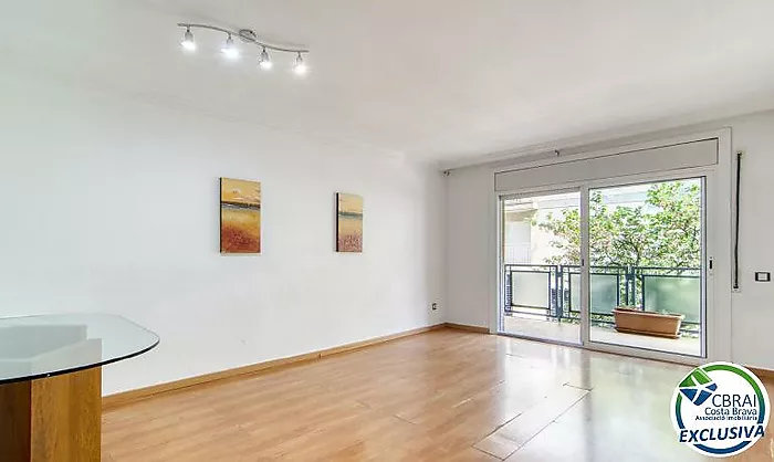 Two-bedroom apartment with terrace and patio, 250 metres from the sea in the centre of Roses