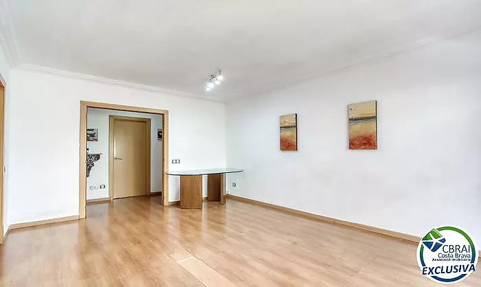 Two-bedroom apartment with terrace and patio, 250 metres from the sea in the centre of Roses