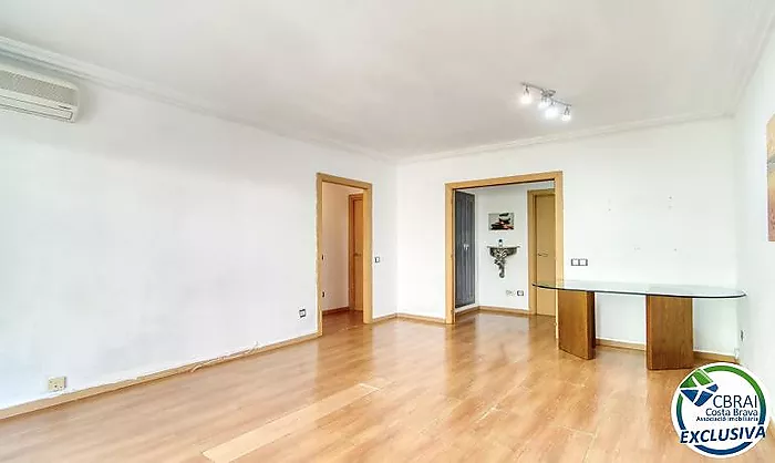 Two-bedroom apartment with terrace and patio, 250 metres from the sea in the centre of Roses