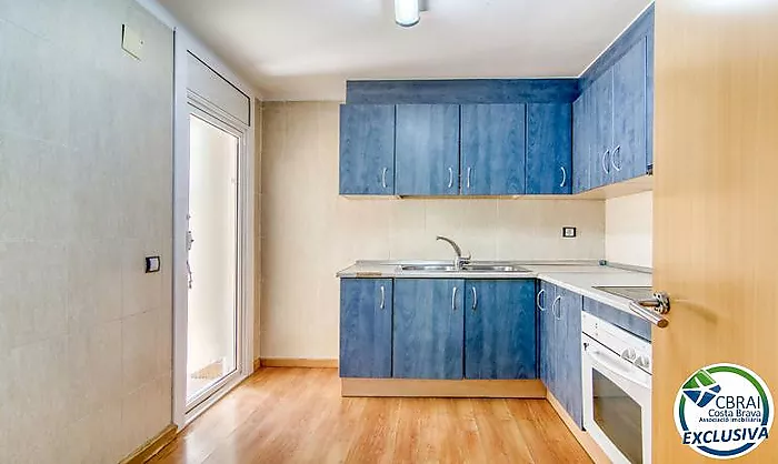 Two-bedroom apartment with terrace and patio, 250 metres from the sea in the centre of Roses