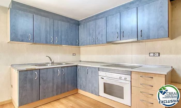 Two-bedroom apartment with terrace and patio, 250 metres from the sea in the centre of Roses