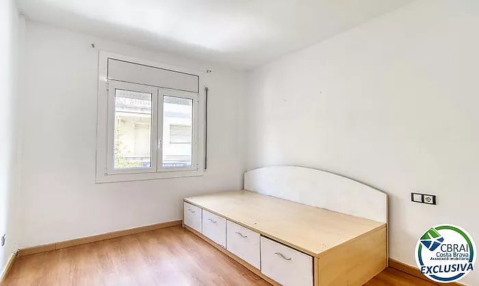 Two-bedroom apartment with terrace and patio, 250 metres from the sea in the centre of Roses