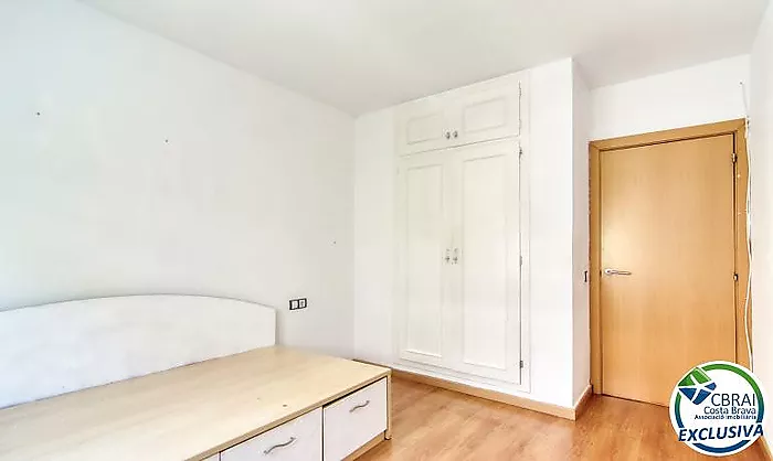 Two-bedroom apartment with terrace and patio, 250 metres from the sea in the centre of Roses