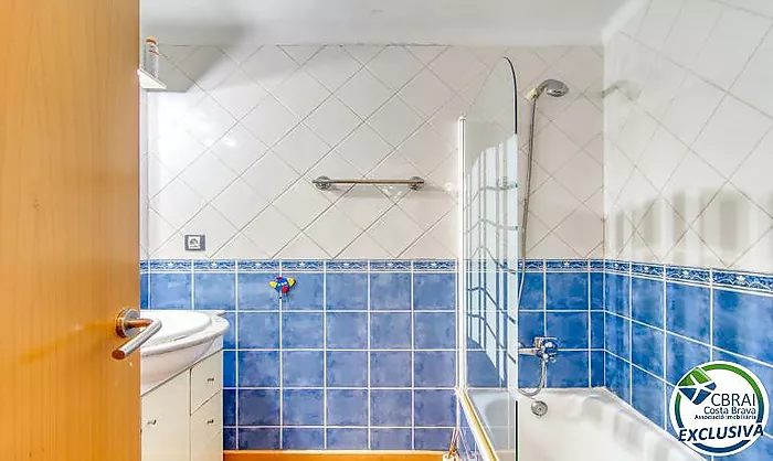Two-bedroom apartment with terrace and patio, 250 metres from the sea in the centre of Roses