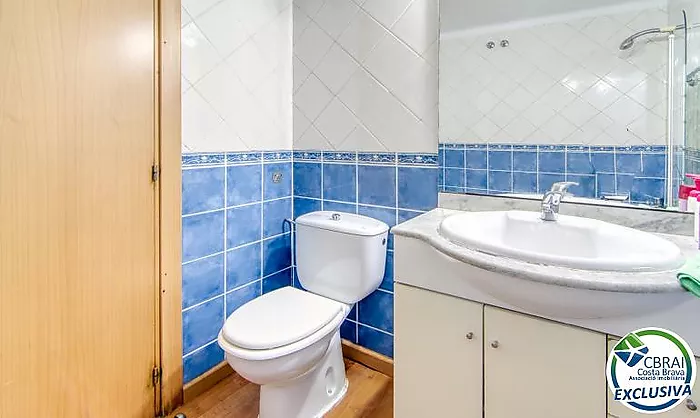 Two-bedroom apartment with terrace and patio, 250 metres from the sea in the centre of Roses