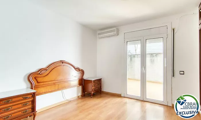 Two-bedroom apartment with terrace and patio, 250 metres from the sea in the centre of Roses