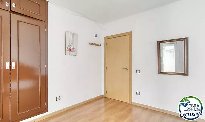 Two-bedroom apartment with terrace and patio, 250 metres from the sea in the centre of Roses