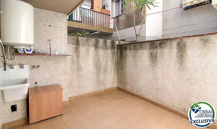 Two-bedroom apartment with terrace and patio, 250 metres from the sea in the centre of Roses