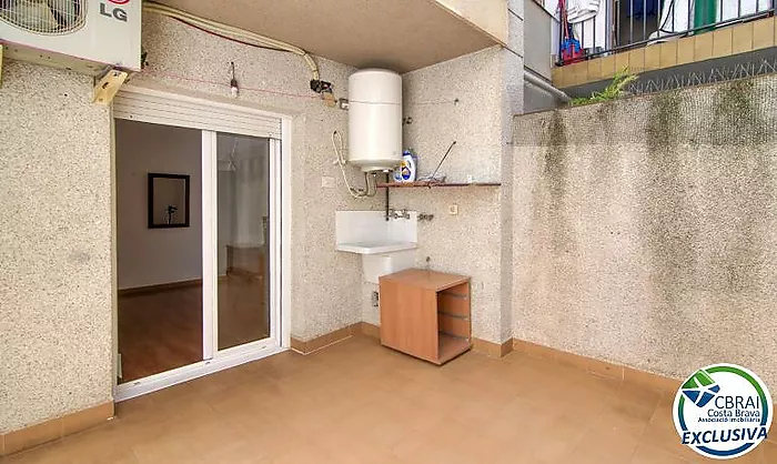 Two-bedroom apartment with terrace and patio, 250 metres from the sea in the centre of Roses