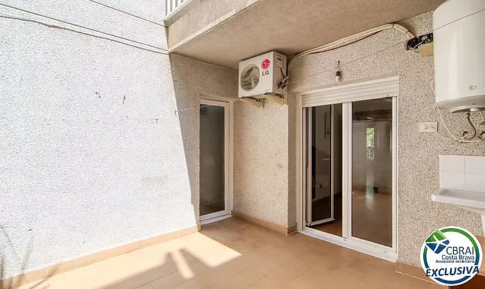 Two-bedroom apartment with terrace and patio, 250 metres from the sea in the centre of Roses