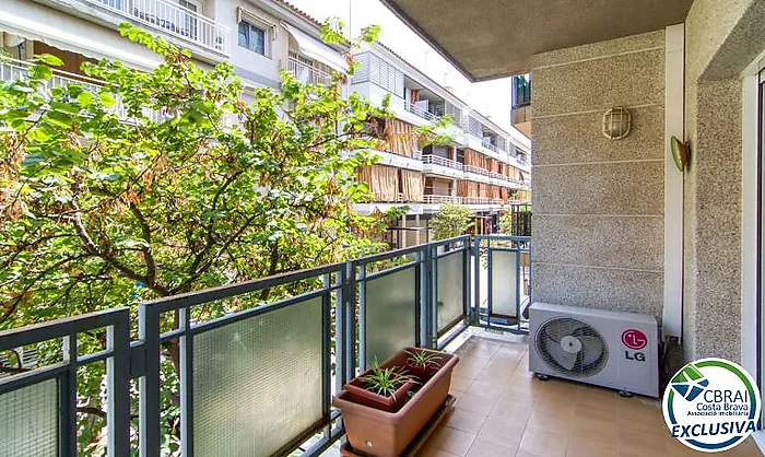 Two-bedroom apartment with terrace and patio, 250 metres from the sea in the centre of Roses