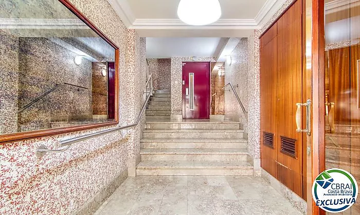Two-bedroom apartment with terrace and patio, 250 metres from the sea in the centre of Roses
