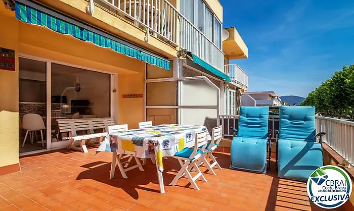Beautiful renovated studio with large 23sqm terrace in the center of Empuriabrava