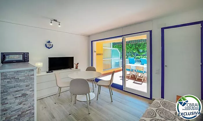 Beautiful renovated studio with large 23sqm terrace in the center of Empuriabrava