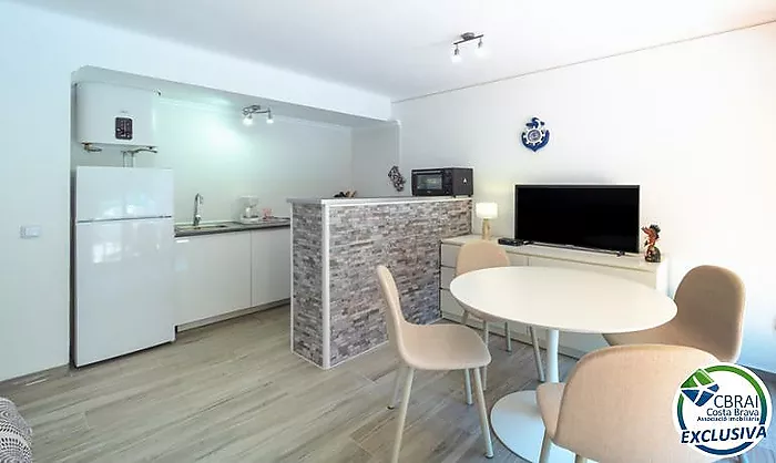 Beautiful renovated studio with large 23sqm terrace in the center of Empuriabrava