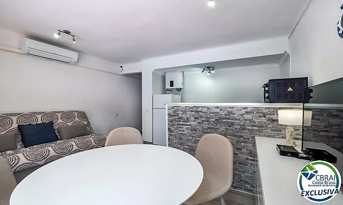 Beautiful renovated studio with large 23sqm terrace in the center of Empuriabrava