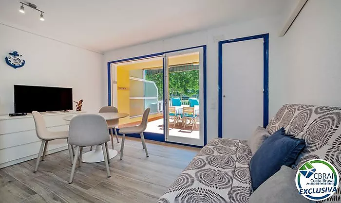 Beautiful renovated studio with large 23sqm terrace in the center of Empuriabrava