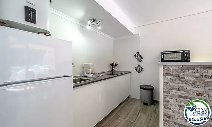 Beautiful renovated studio with large 23sqm terrace in the center of Empuriabrava