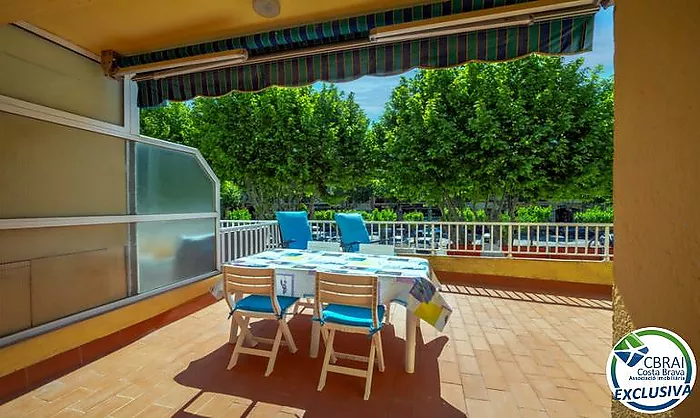 Beautiful renovated studio with large 23sqm terrace in the center of Empuriabrava