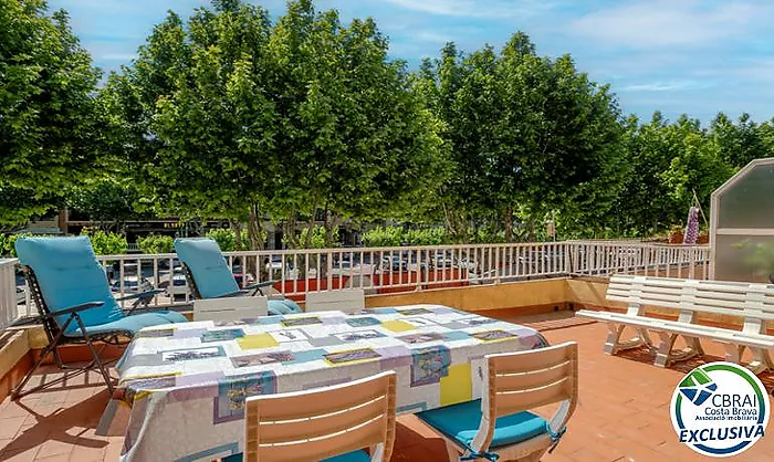 Beautiful renovated studio with large 23sqm terrace in the center of Empuriabrava