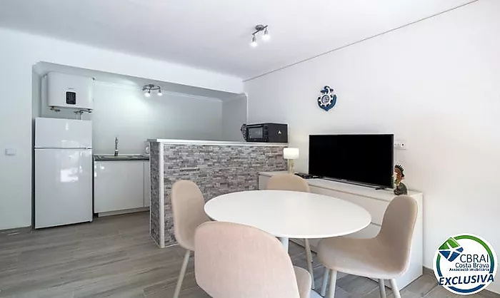 Beautiful renovated studio with large 23sqm terrace in the center of Empuriabrava