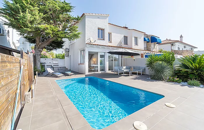 Elegant Waterfront villa with pool, private mooring and direct canal access in Santa Margarita
