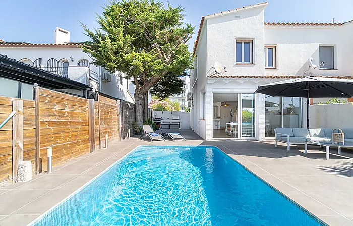Elegant Waterfront villa with pool, private mooring and direct canal access in Santa Margarita