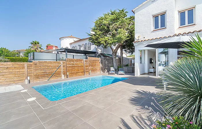 Elegant Waterfront villa with pool, private mooring and direct canal access in Santa Margarita