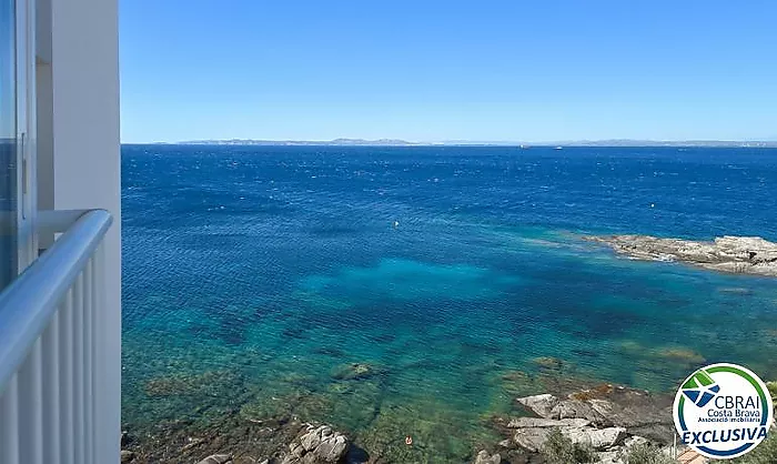 Wake up by the Mediterranean – Apartment with pool, private parking and sea views in Roses Lighthouse area