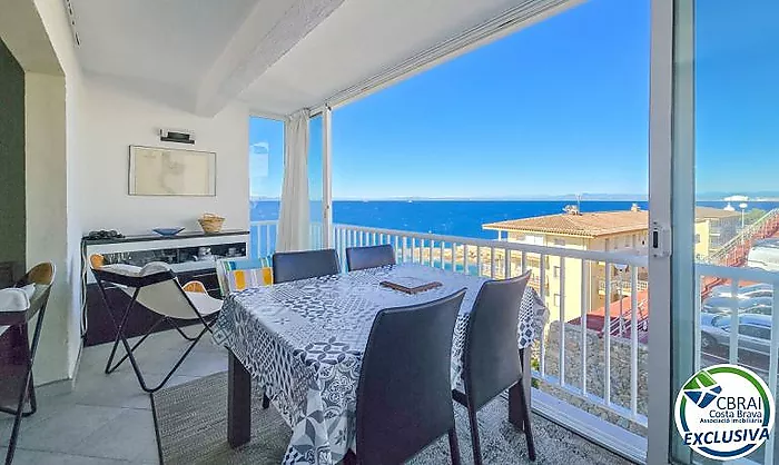 Wake up by the Mediterranean – Apartment with pool, private parking and sea views in Roses Lighthouse area