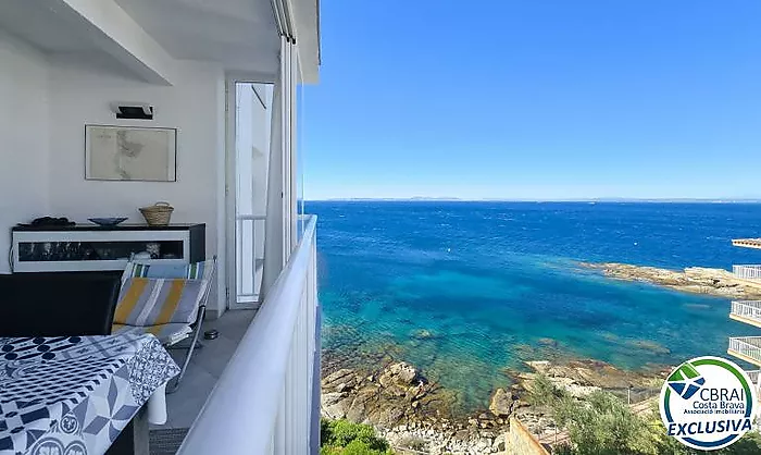 Wake up by the Mediterranean – Apartment with pool, private parking and sea views in Roses Lighthouse area