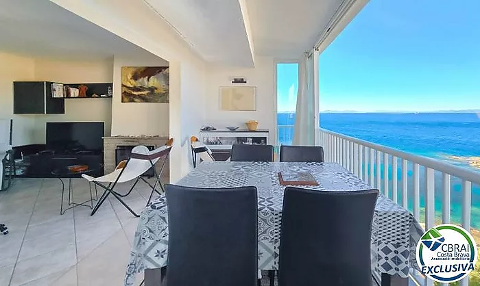 Wake up by the Mediterranean – Apartment with pool, private parking and sea views in Roses Lighthouse area