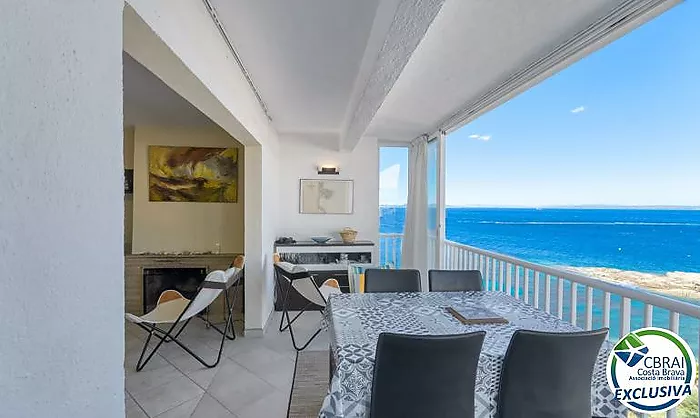 Wake up by the Mediterranean – Apartment with pool, private parking and sea views in Roses Lighthouse area