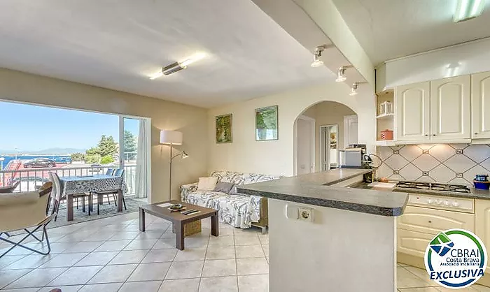 Wake up by the Mediterranean – Apartment with pool, private parking and sea views in Roses Lighthouse area